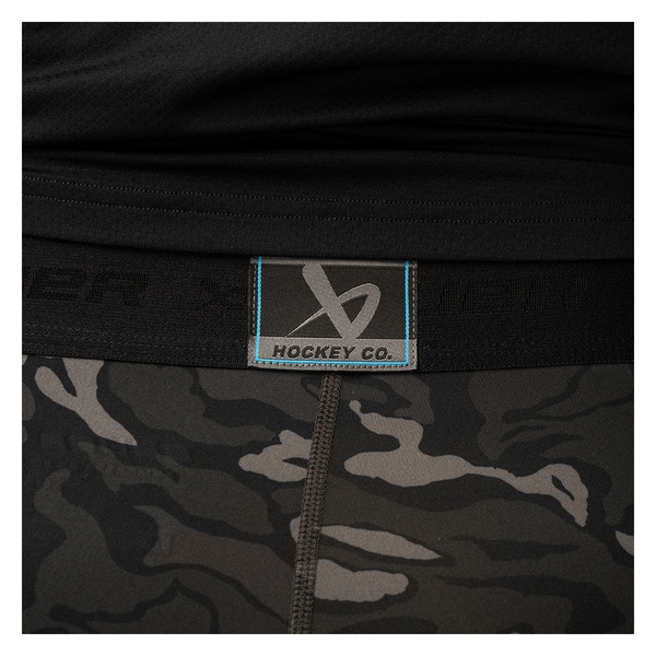 Bund-, Naht- und Hockey-Co.-Logo-Detail der BAUER Camo Performance Baselayer Hose Senior