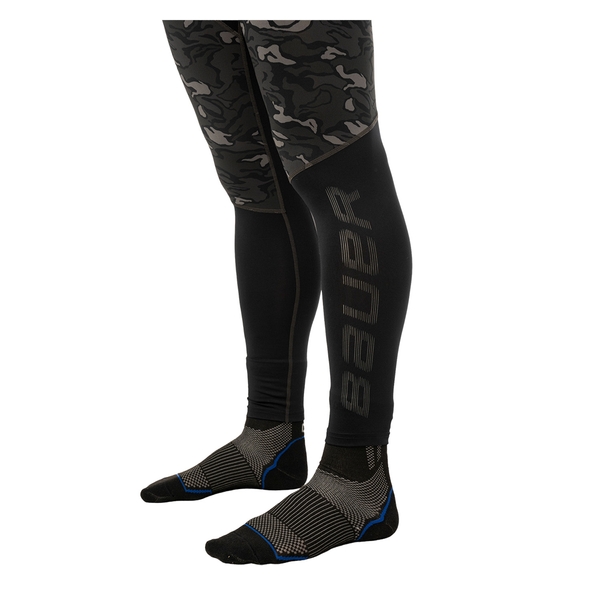Unterschenkel- und BAUER-Logo-Detail der Camo Performance Baselayer Hose Senior