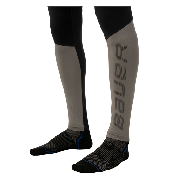 Bein- und Logo-Detail der BAUER S26 Performance Baselayer Hose Senior