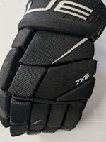 TRUE CATALYST 7X6 Senior – detail view TRUE CATALYST 7X6 Senior ice hockey gloves black/white detail view