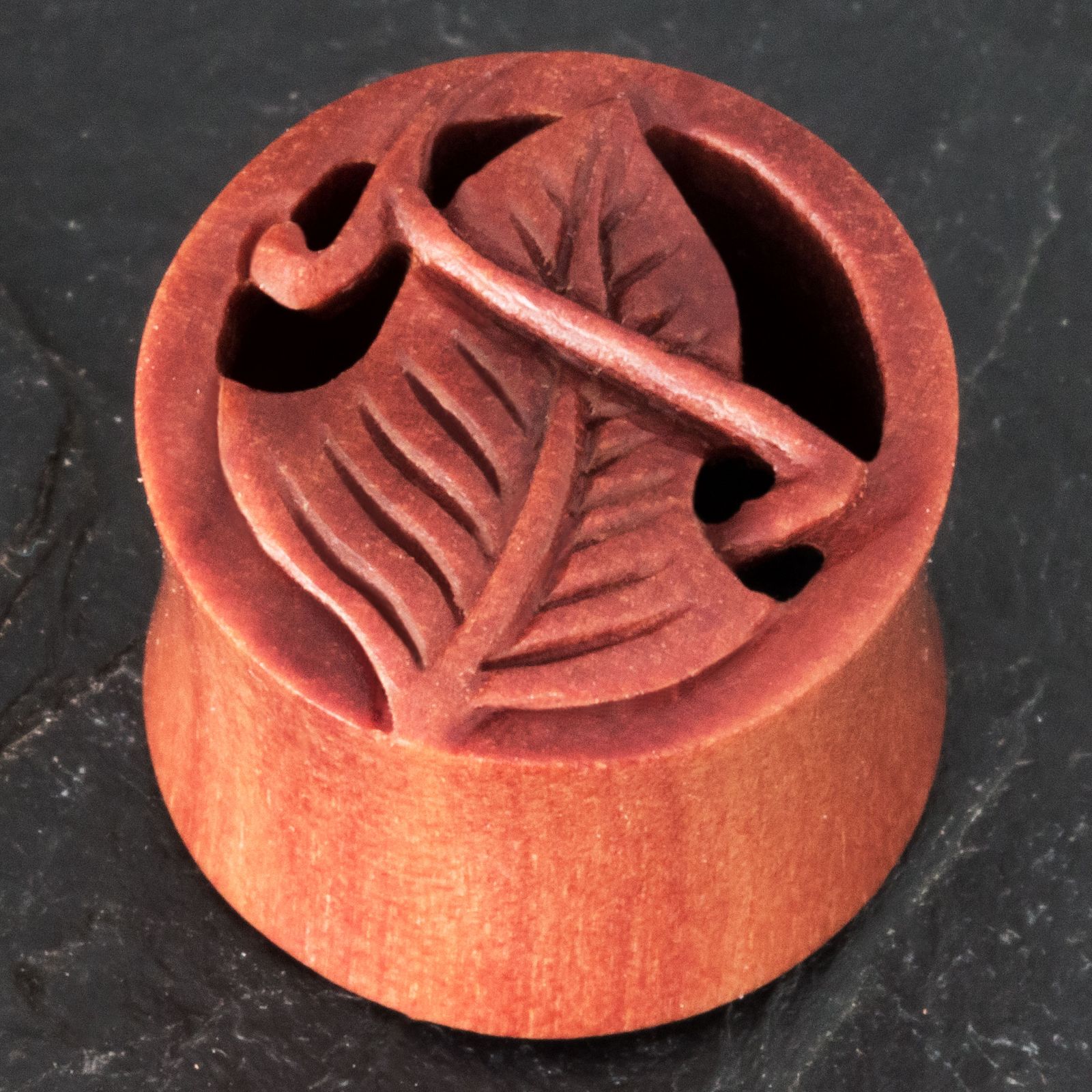 Fly Style - Flesh Plug aus Sabo Holz mit geschnitztem Elfenblatt