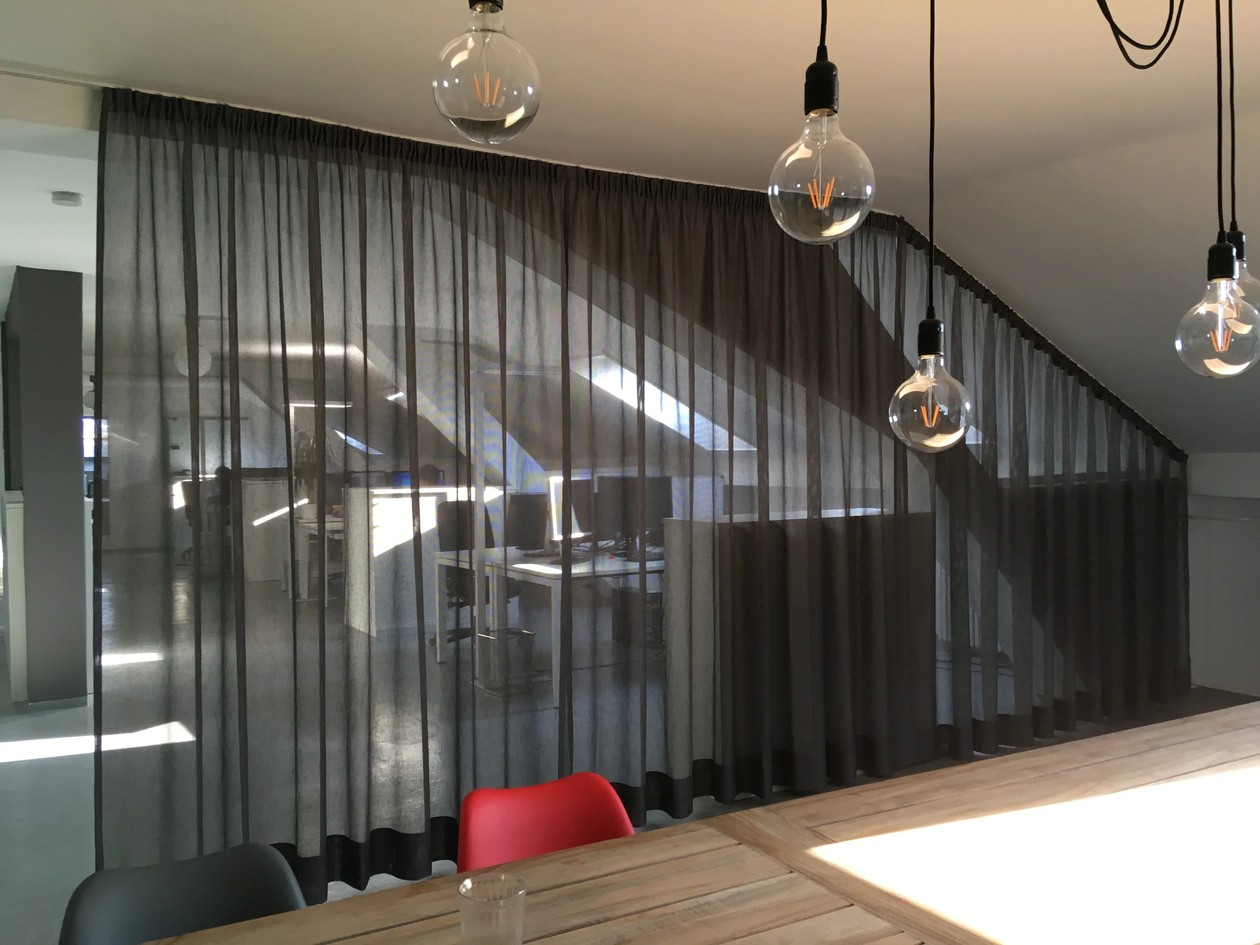 Wohnzimmer mit maßgefertigten Gardinen von Blue Octopus in München