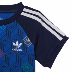 GD2866-adidas-originals-monogram-trefoil-tee-alloverprint-aop-3-stripes-kinder-blau-2.jpg GD2866-adidas-originals-monogram-trefoil-tee-alloverprint-aop-3-stripes-kinder-blau-2.jpg