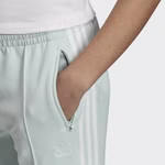 ED7572-adidas-superstar-track-pants-sporthose-sst-vapeur-green-mint-pastell-hose-a.jpg
