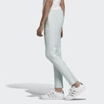 ED7572-adidas-superstar-track-pants-sporthose-sst-vapeur-green-mint-pastell-hose-c.jpg
