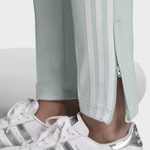 ED7572-adidas-superstar-track-pants-sporthose-sst-vapeur-green-mint-pastell-hose-d.jpg