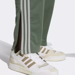 HI6005-adidas-originals-star-wars-firebird-tp-boba-fett-track-pants-trainingshose-trace-green-khaki-6.jpg
