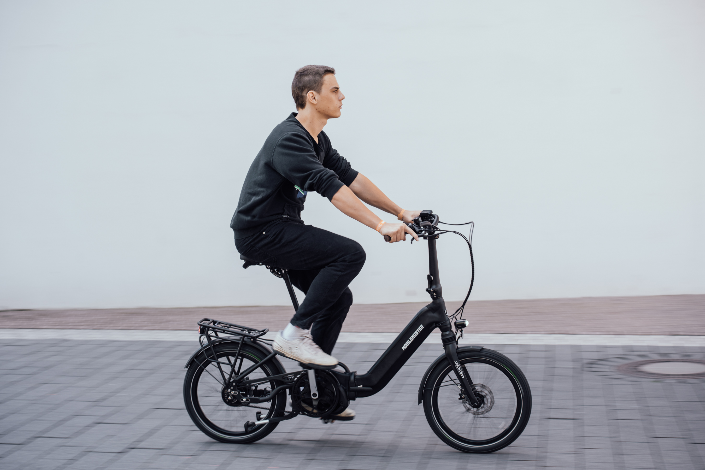 Sportlicher Fahrer auf dem Mobilemaster Rohloff E-14R PT CX SM E-Faltrad mit Bosch CX Smart System Mittelmotor