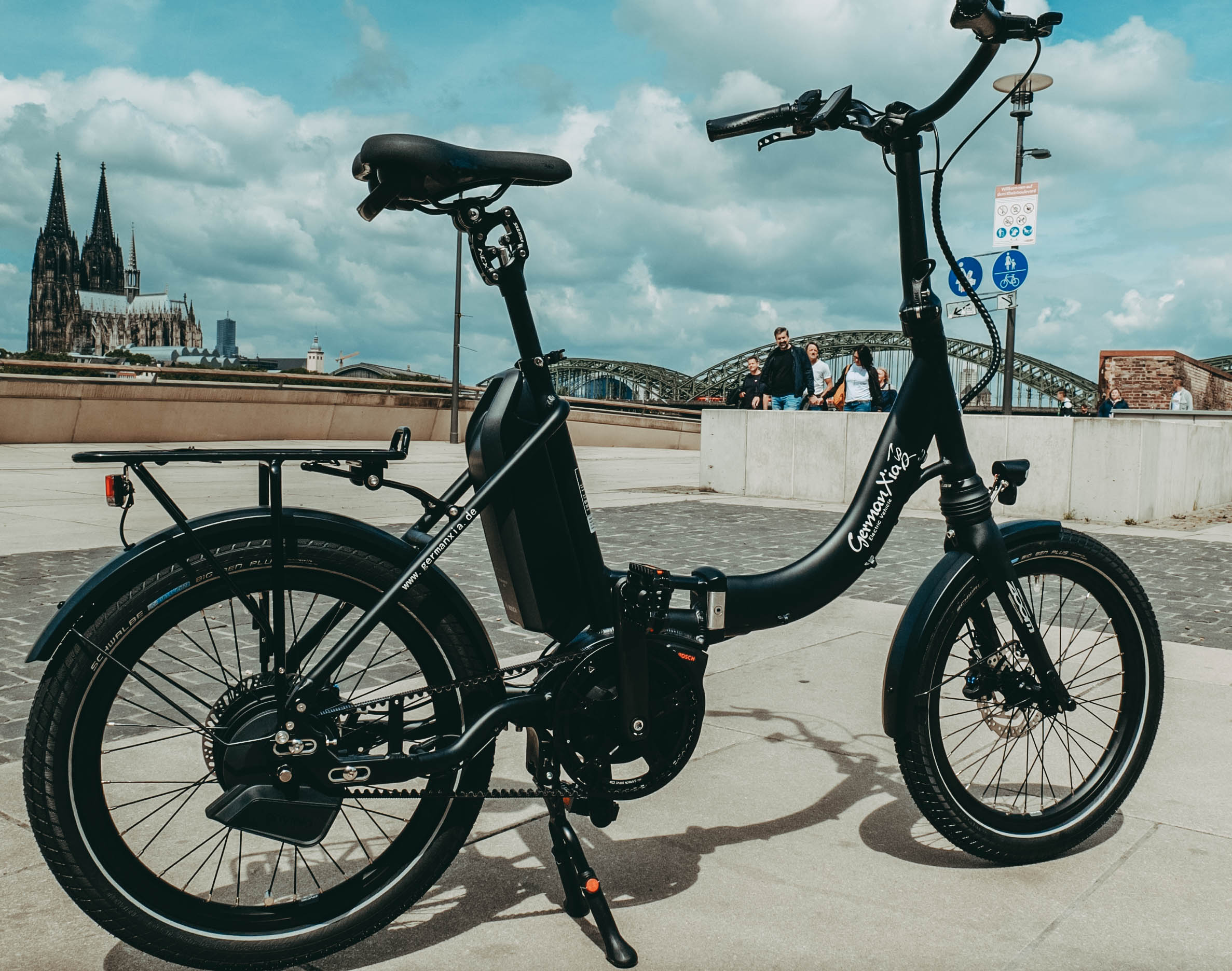 Komfortables Bosch Motor E-Klapprad Mobilemaster Rohloff E-14 PP mit tiefem Einstieg und Federsattelstütze geparkt in Köln Deutz