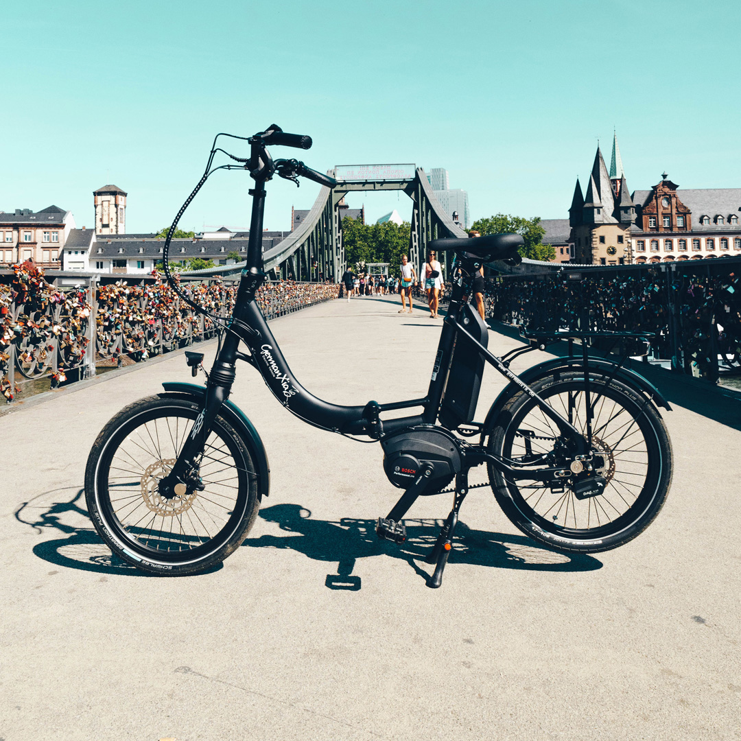 Kompaktes Mobilemaster PP Elektro-Faltrad Rohloff E-14 und Bosch Motor für Ausflüge und Pendler auf dem Eisernen Steg in Frankfurt am Main