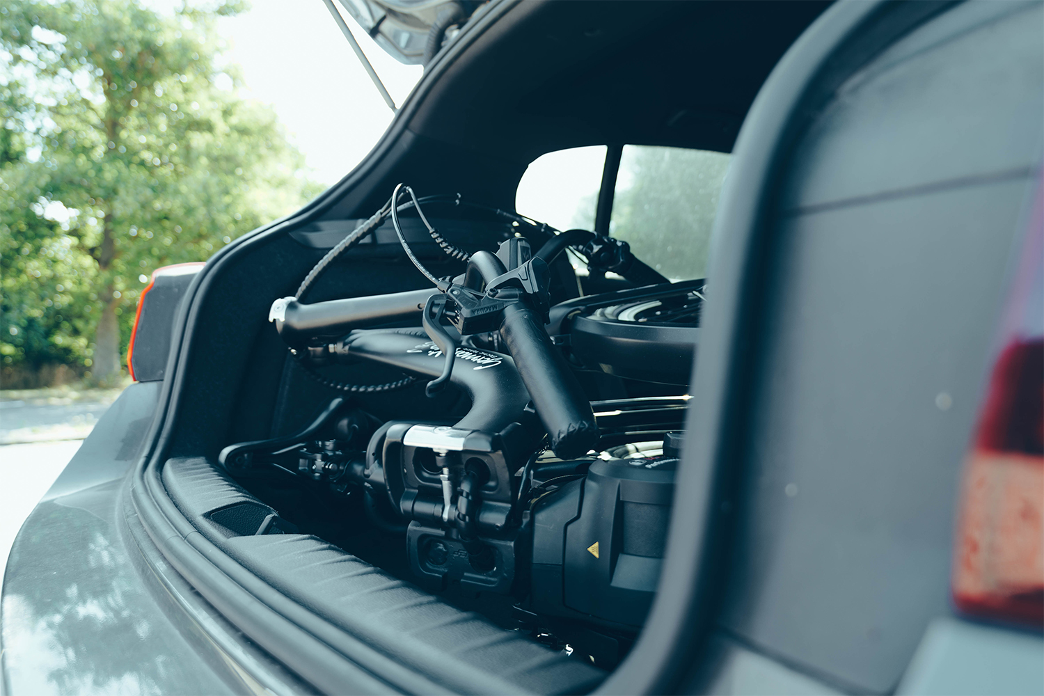 Kompaktes GermanXia Mobilemaster Rohloff E-14 PP eFaltrad transportbereit im Kofferraum für Ausflüge und Reisen in