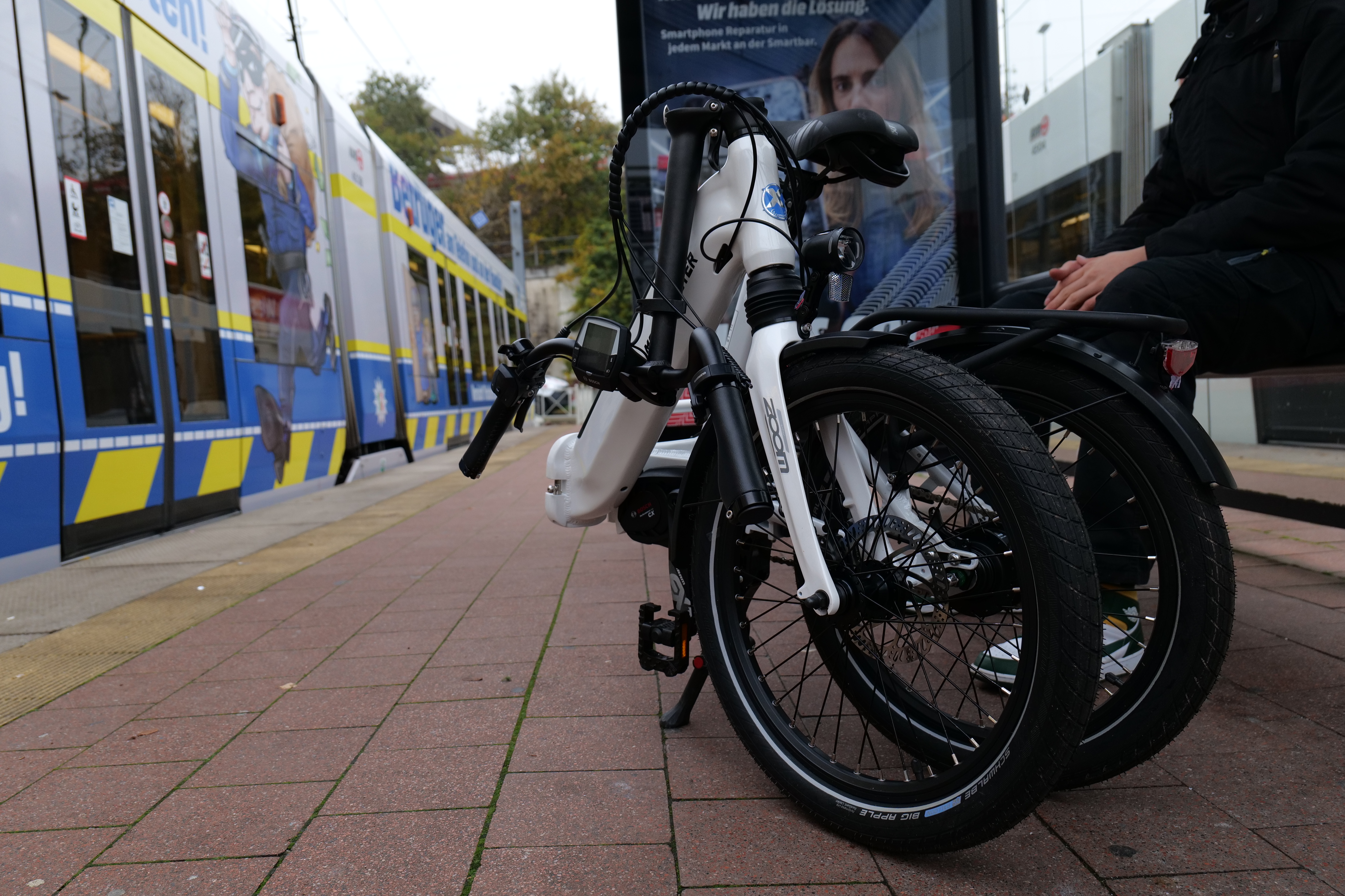 Zusammengefaltetes Mobilemaster Rohloff E-14 PT CX E-Bike an der Haltestelle: Ideal für Pendler