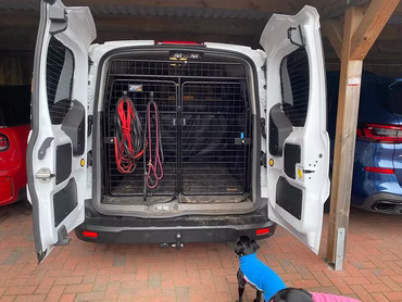 Maßangefertigte Heckgitter für Hunde - Großraumauto - Transporter - zwei Türen - Scharniere in der Mitte