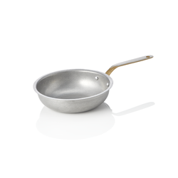 38096-Servierpfanne-STEEL-und-STYLE-VINTAGE-mit-Messinggriff-----16-cm--390-ml--Chromnickelstahl.png 38096-Servierpfanne-STEEL-und-STYLE-VINTAGE-mit-Messinggriff-----16-cm--390-ml--Chromnickelstahl.png