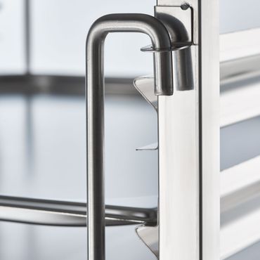 Tablettwagen aus Edelstahl, passend für 14 x GN 2/1, 590 x 670 x 1735 mm (BxTxH)