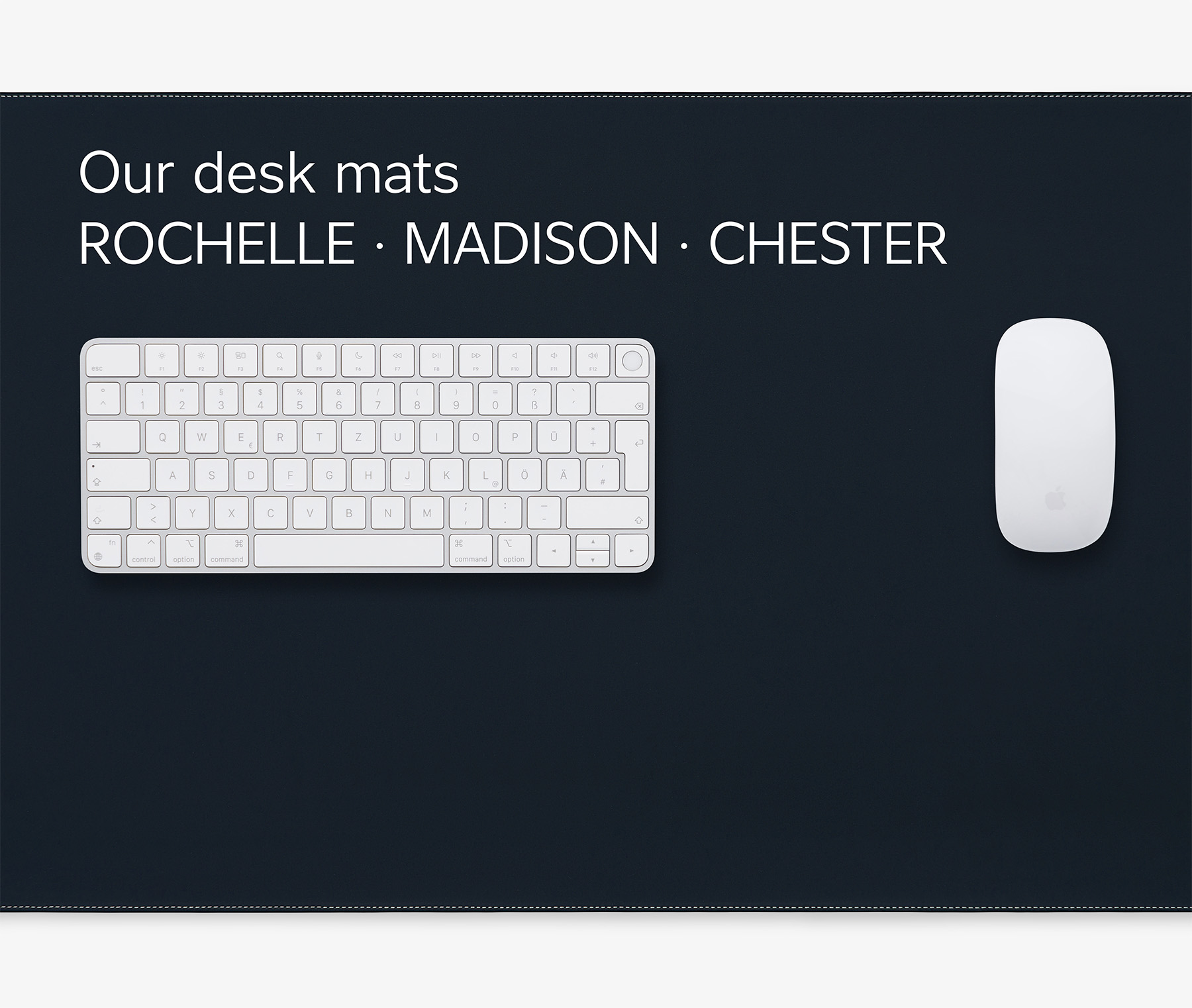 Schreibtischmatte aus pflanzlich gegerbtem schwarzem Leder mit Apple Tastatur und Apple Maus, umlaufender weißer Sichtnaht und Logoprägung, Draufsicht
