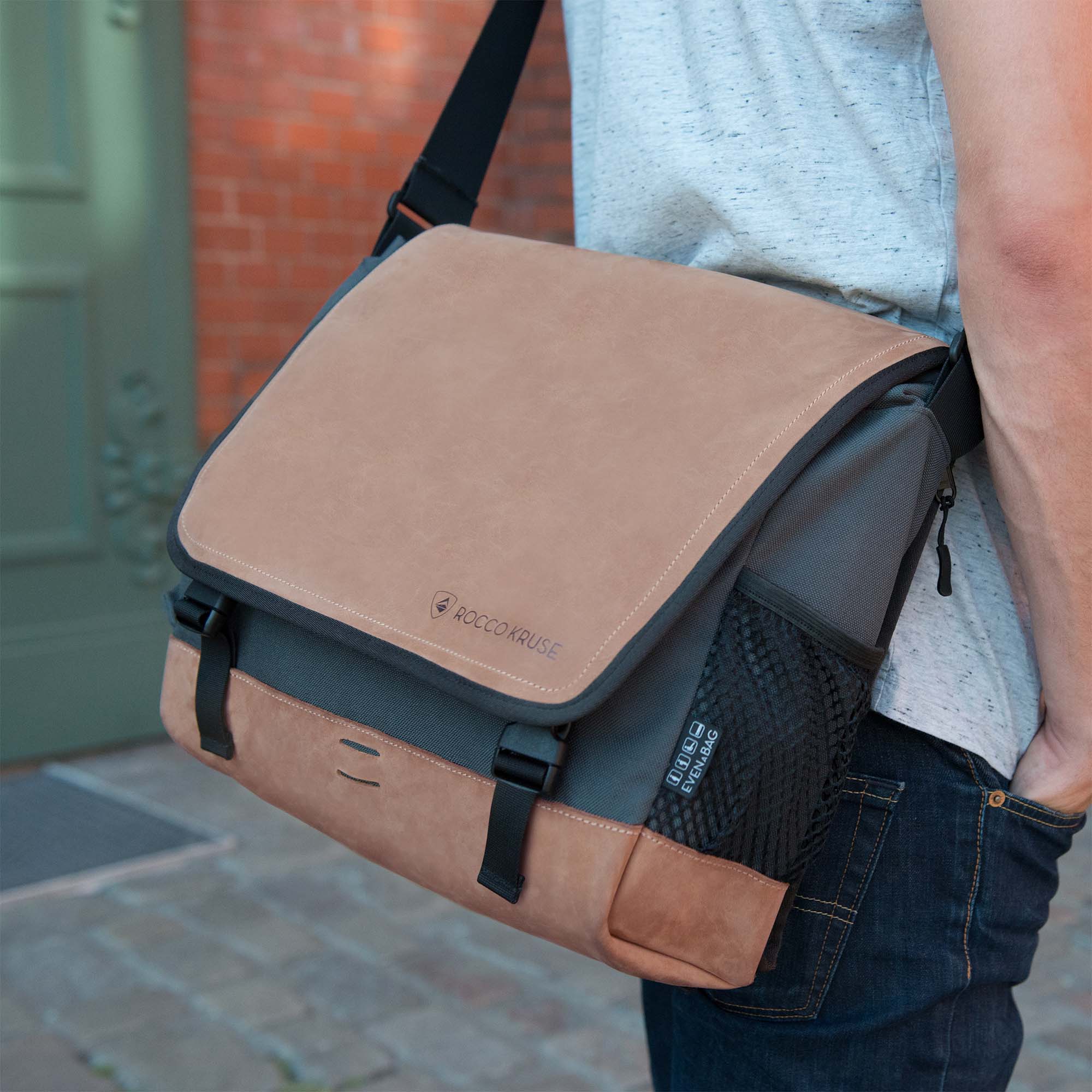 Mann in der multifunktionalen Umhängetasche EVENaBAG aus braunem Leder und grauem Cordura