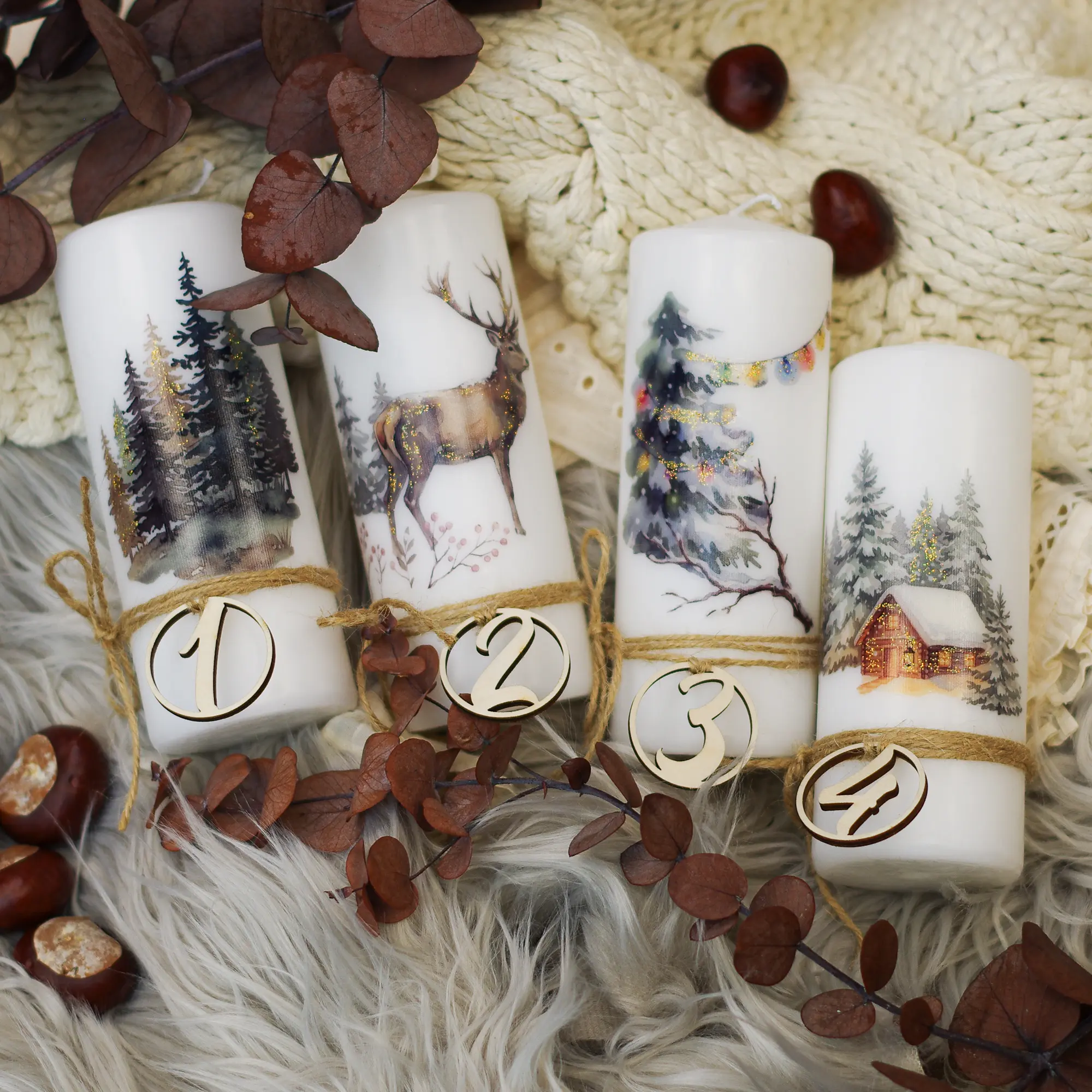 Vier Adventskerzen mit Weihnachtsmotiven nebeneinander, als Set für den Adventskranz