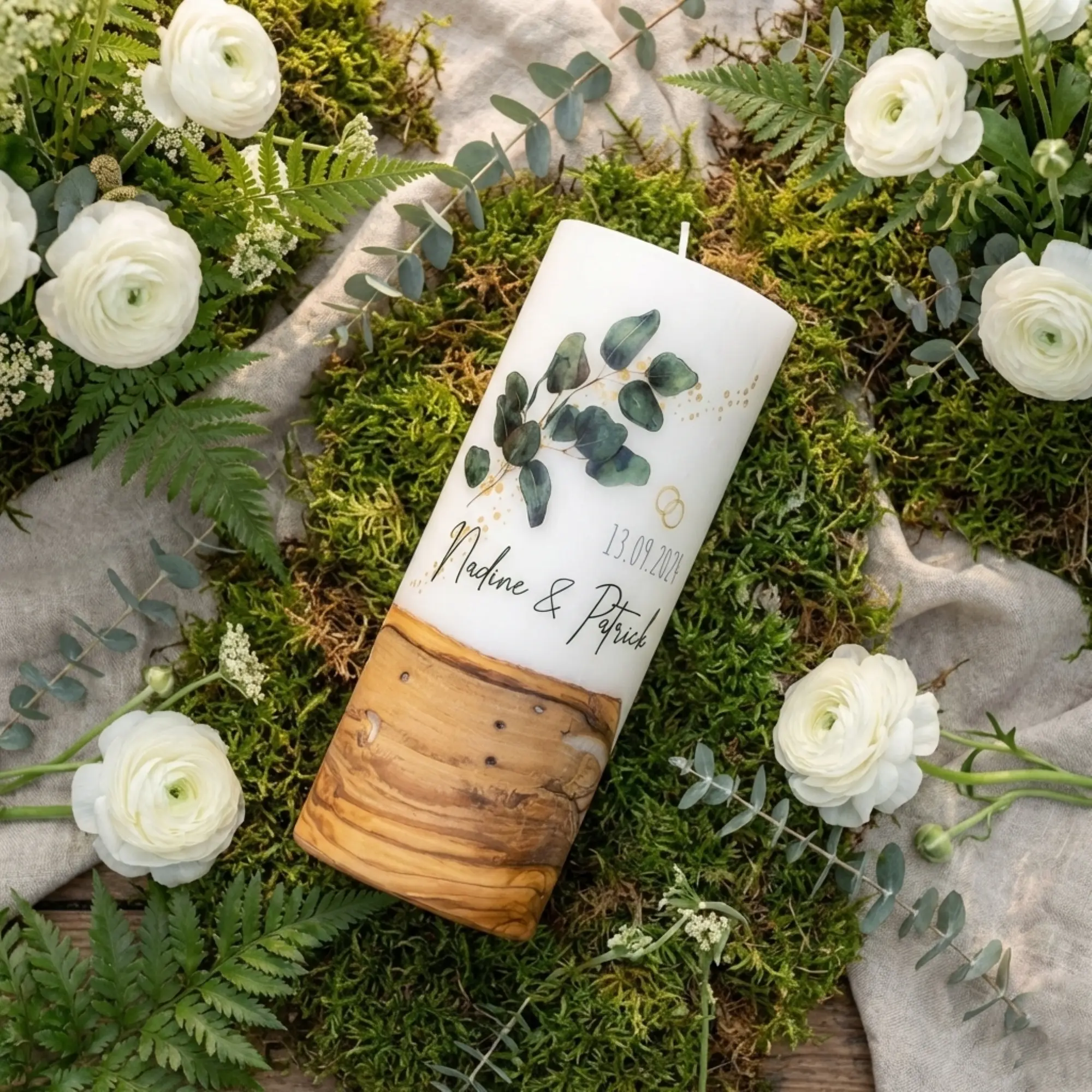 Hochzeitskerze mit Holzfuß, Eukalyptus-Zweig, goldenen Punkten und Ringen, personalisiert mit Namen und Datum