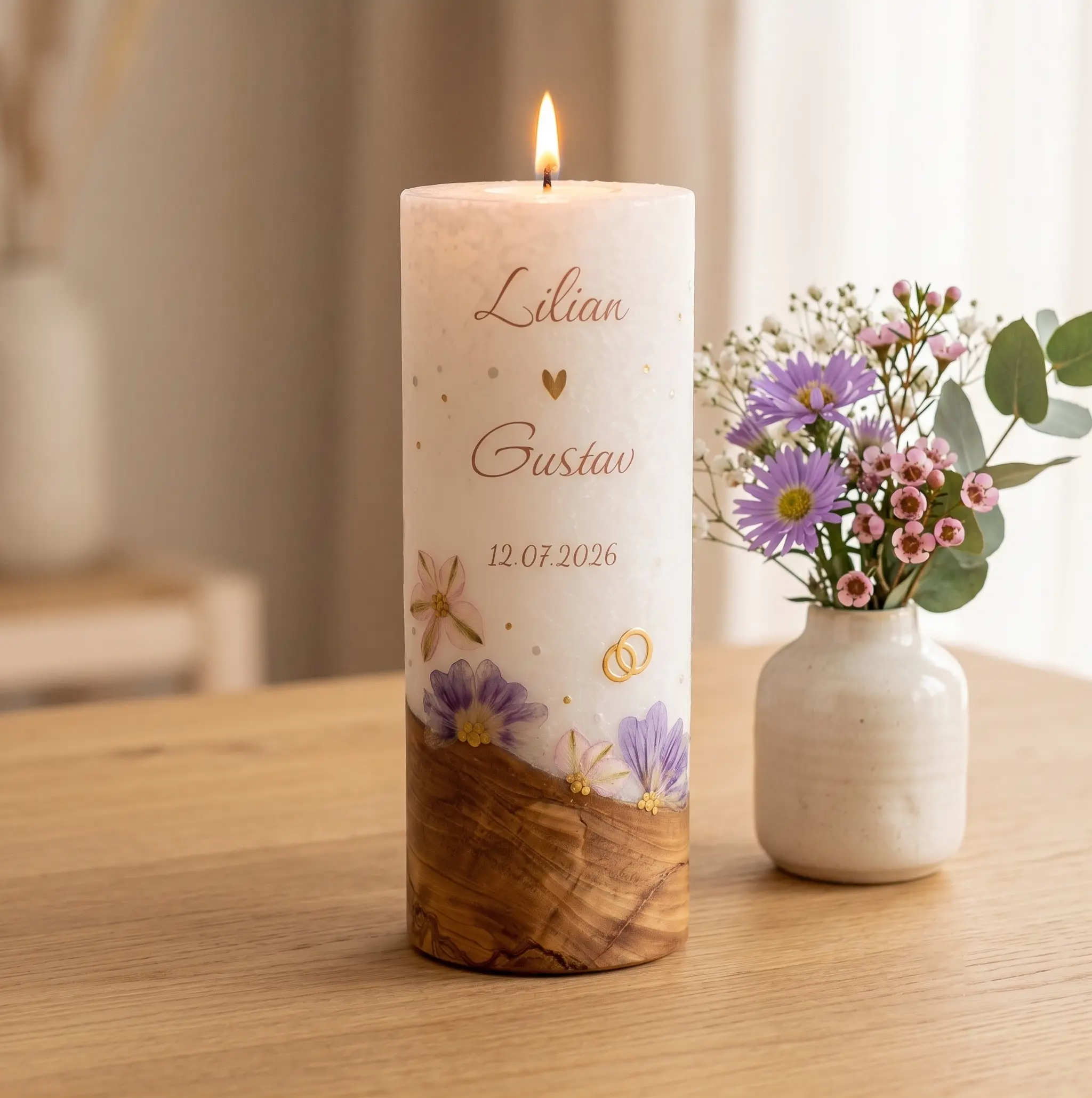 Hochzeitskerze mit Holzfuß, echten Trockenblumen und goldenen Ringen, personalisiert mit Namen und Datum