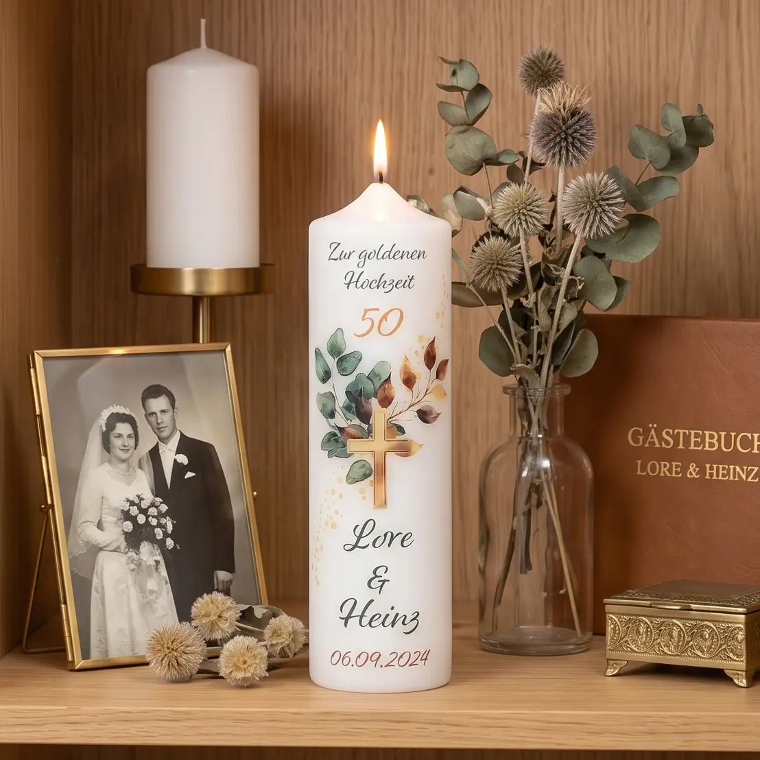 Kerze zur goldenen Hochzeit mit Eukalyptus-Zweig, goldenem Kreuz und der Zahl 50, personalisiert mit Namen und Datum