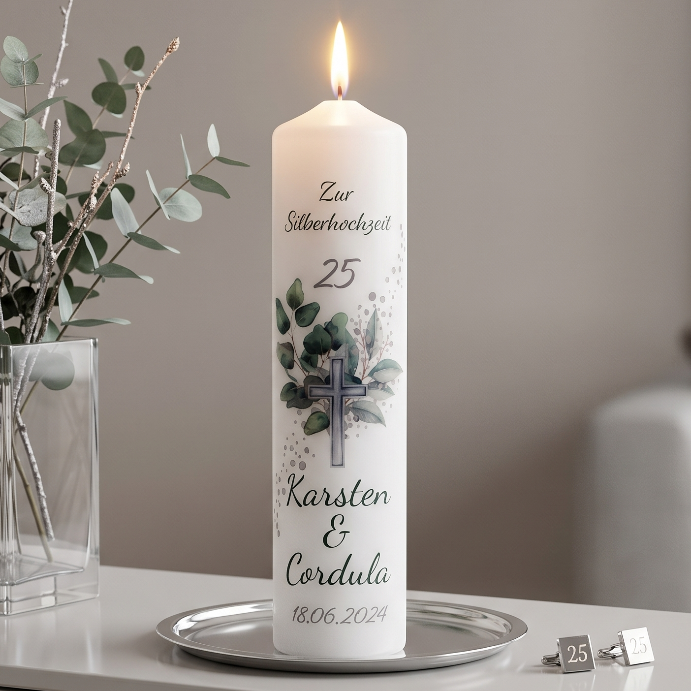 Kerze zur Silberhochzeit mit Eukalyptus-Zweig, Kreuz in Silber und der Zahl 25, personalisiert mit Namen und Datum