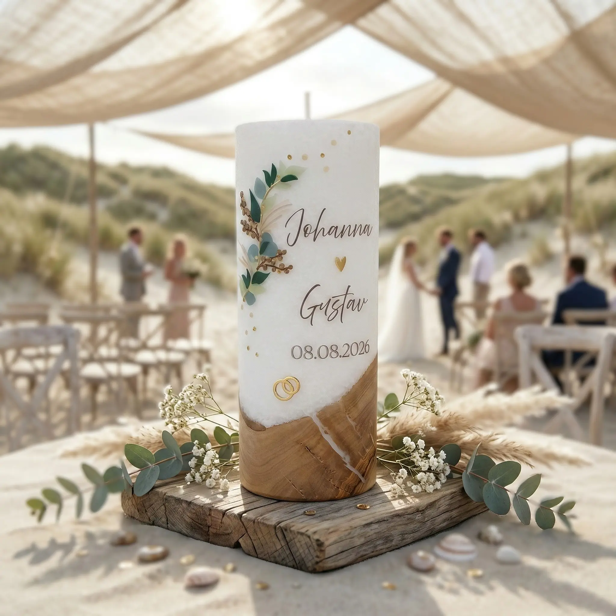 Hochzeitskerze Holz-Edition mit Eukalyptus-Zweig, goldenem Herz und Ringen, personalisiert mit Namen und Datum
