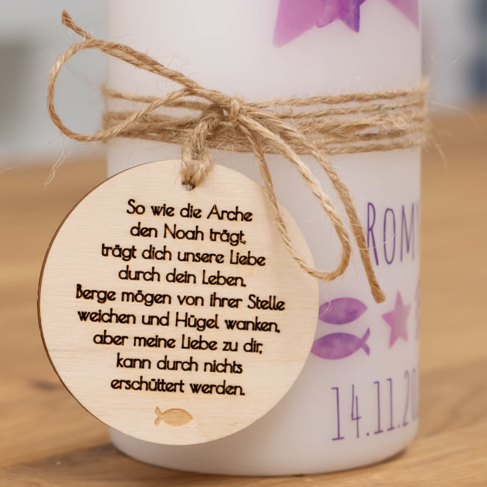 Kerze mit Foto-Anhänger und Spruch-Anhänger aus Holz