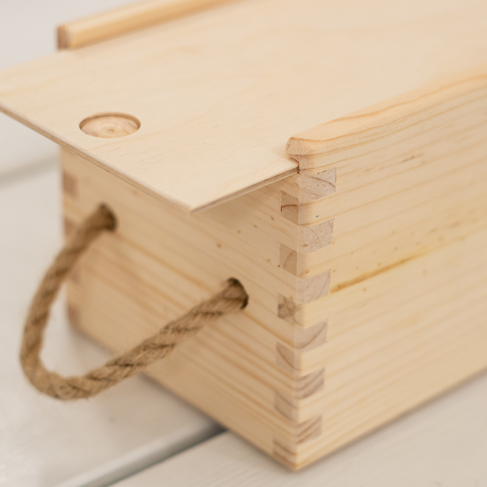 holzdeko wohnzimmer Wohndekoration aus Holz Schwarz-weiß gestreifter Sessel vorm