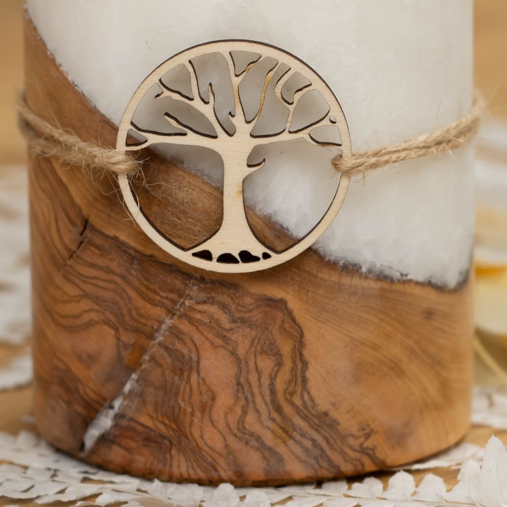 Hochzeitskerze mit echtem Holz und Holzanhänger LEBENSBAUM, wachsverziert