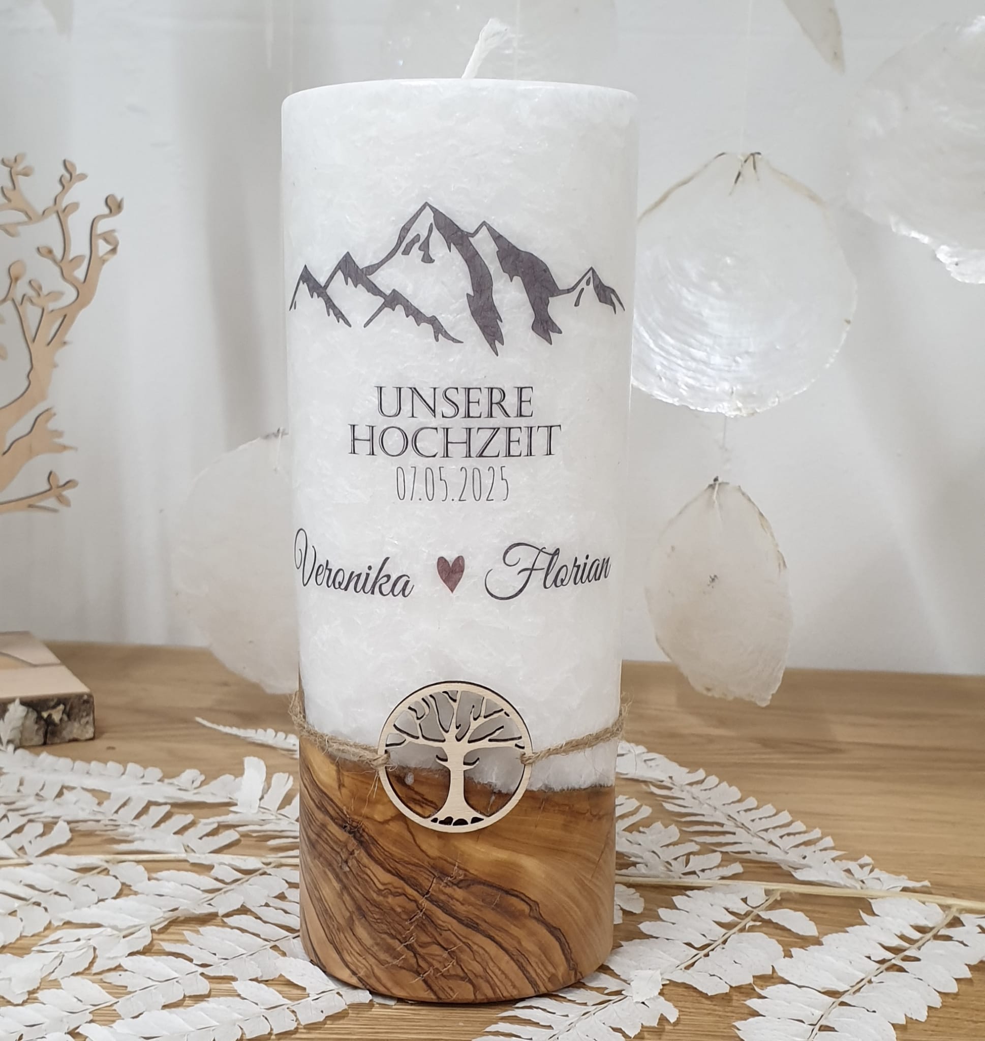 Hochzeitskerze mit Designdruck TIROL mit echtem Holz und Holzanhänger