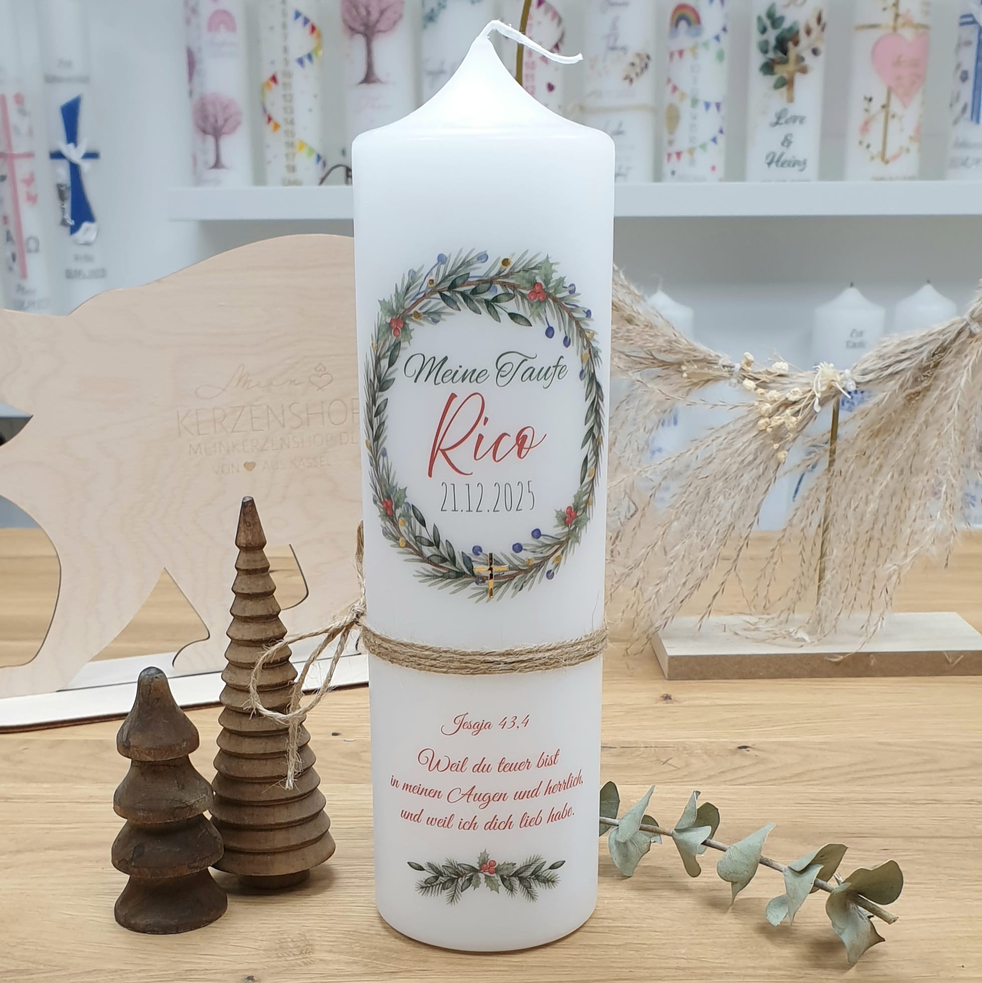 Taufkerze mit Designdruck und Wachsverzierung RICO, personalisiert für Jungen und Mädchen